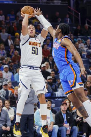 巴萨在逼抢 巴萨在逼抢