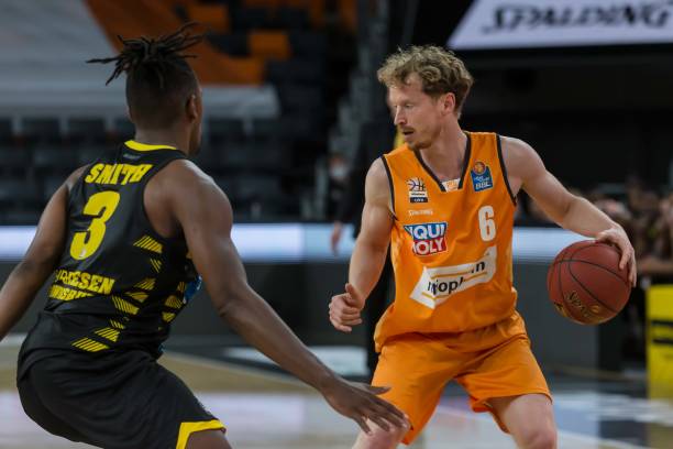 一个潜在黑 一个潜在黑